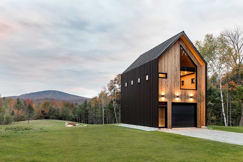 A modern barn-style guest house in Vermont with Marvin Essential Awning windows, Marvin Modern Direct Glaze windows and a Marvin Elevate Sliding Patio door.