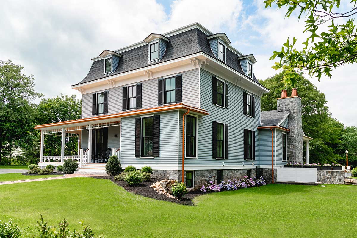 An angled exterior photo of the Hadley House in Wenham, Massachusetts, featuring Marvin Ultimate Double Hung G2 windows.