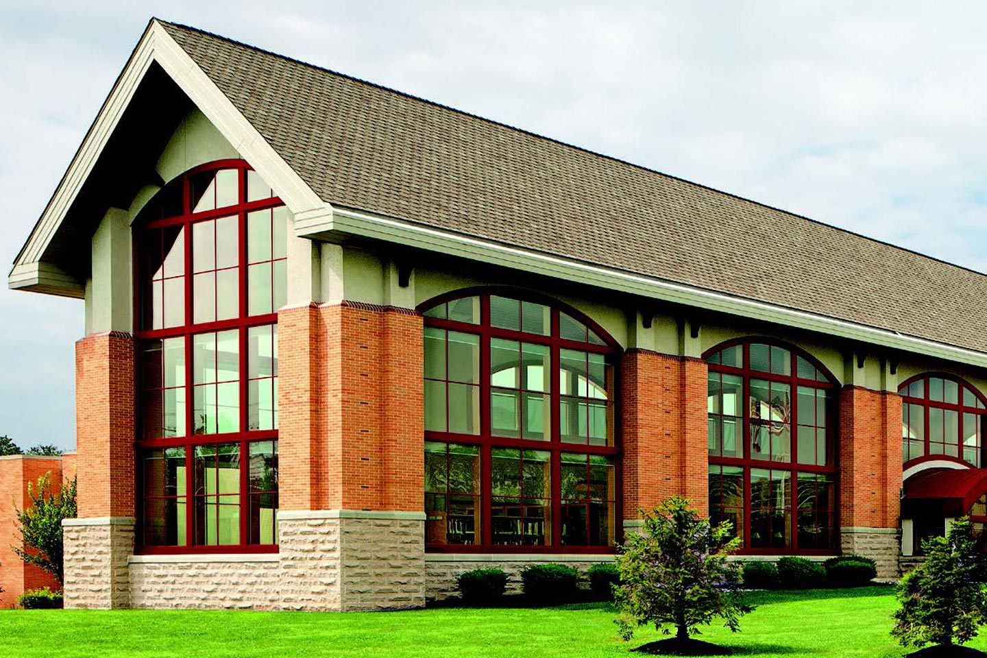 Exterior of Cherry Hill Public Library in Cherry Hill, New Jersey, featuring Marvin Ultimate Specialty Shapes and Direct Glaze Picture windows.