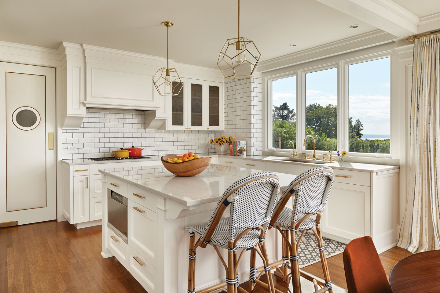 A traditional kitchen featuring Marvin Signature Ultimate casement windows.