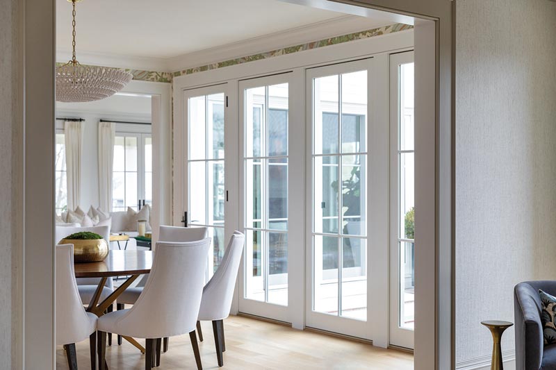 A traditional dining room with Marvin Elevate Inswing French doors.