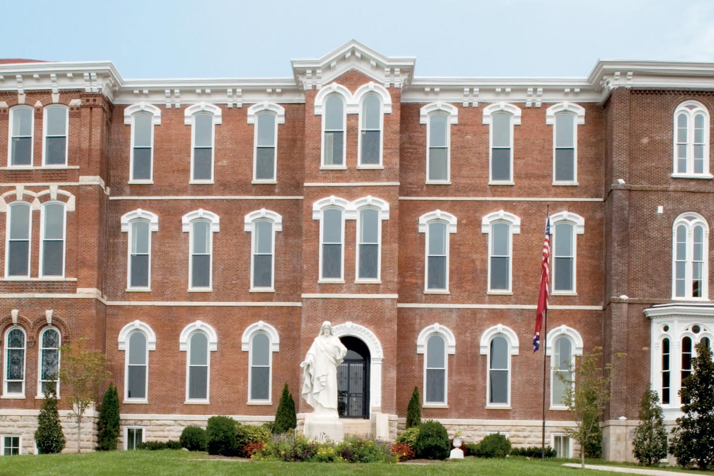 Exterior of Saint Cecilia Motherhouse convent in Nashville, Tennessee featuring Marvin Ultimate windows. 